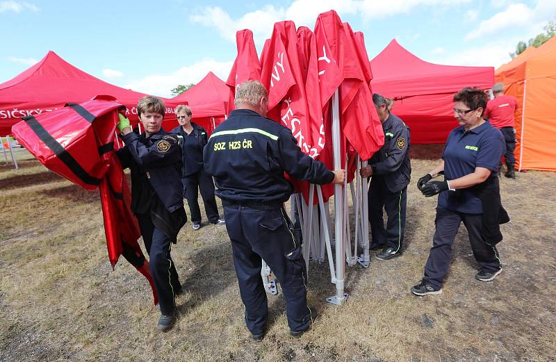 Výstavba stanového městečka na Hasičské slavnosti.