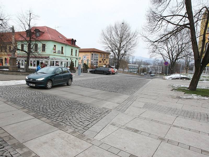 BUDE UZAVŘENA? Spojka mezi ulicemi Osvoboditelů a Zámecká by mohla být uzavřena pro auta, aby vznikla pěší zóna mezi Václavským náměstím a nově rekonstruovaným parkem. O záměru debatují lovosičtí radní.