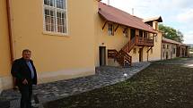 V Lukavci slavnostně otevřeli zrekonstruovaný zámek, který patří obci. Jsou zde byty a obecní úřad.