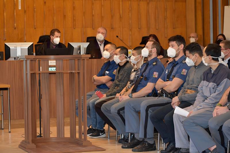 Obžalované přivedla do velké jednací síně litoměřického okresního soudu eskorta