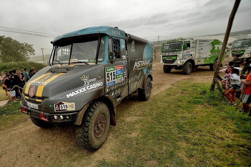 Tatra Jamal s pilotem Arturem Ardavičusem a roudnickým Danielem Kozlovským dojíždí Dakar 2015