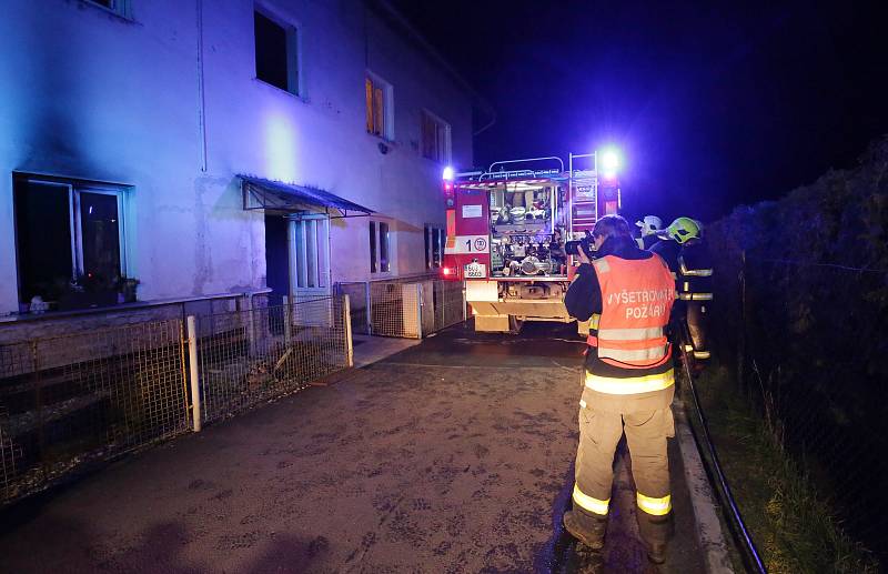 Noční požár v Křešicích na Litoměřicku zdevastoval celý byt.