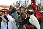 Návštěvníci sobotních adventních trhů na litoměřickém Mírovém náměstí viděli průvod do Betléma