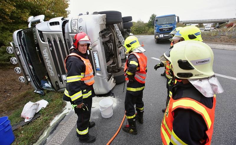 Kamion se na sjezdu z dálnice D8 u Lovosic na kruhovém objezdu převrátil do příkopu