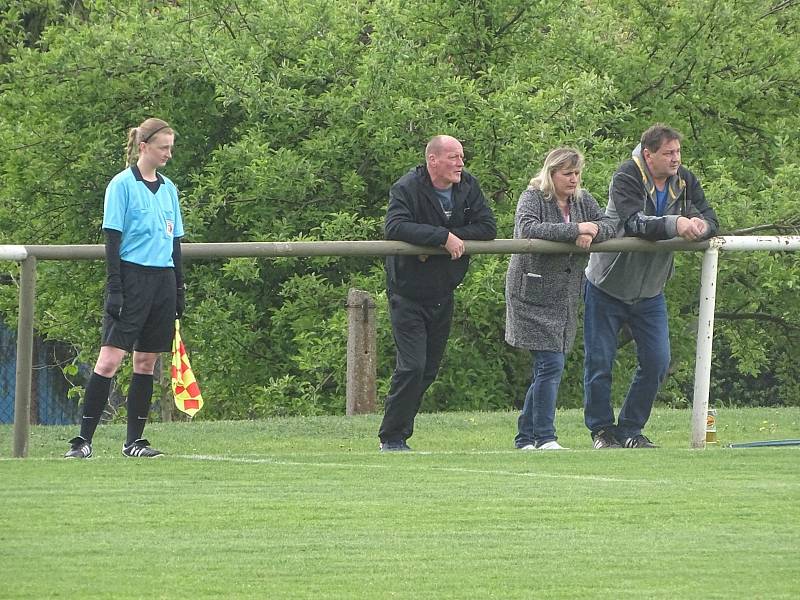 První s druhým. To byl zápas okresního přeboru Pokratice (v zeleném) - Libotenice. Domácí svého soka smetli 6:0.