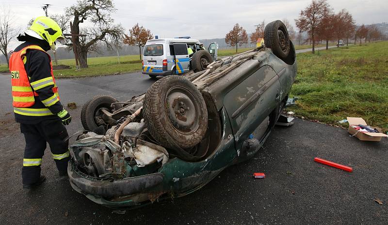 Dopravní nehoda mezi Roudnicí nad Labem a Vědomicemi.