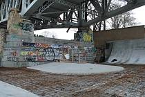 Dosluhující prvky v litoměřickém skateparku pod Tyršovým mostem jsou minulostí. Odborná firma provádí jeho rekonstrukci.
