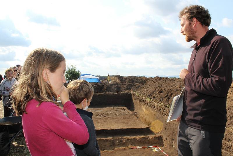 Archeologové u Dušníků nedaleko hory Říp odhalili zachovalou mohylu z doby asi 3800 let př. n. l. Tento týden se s jejich výzkumem mohla seznámit i široká veřejnost.