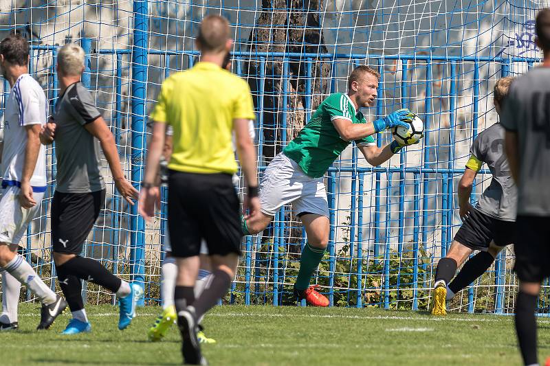 Fotbalová příprava Slaný (v bílém) - Brozany. Slánský brankář Sedlák