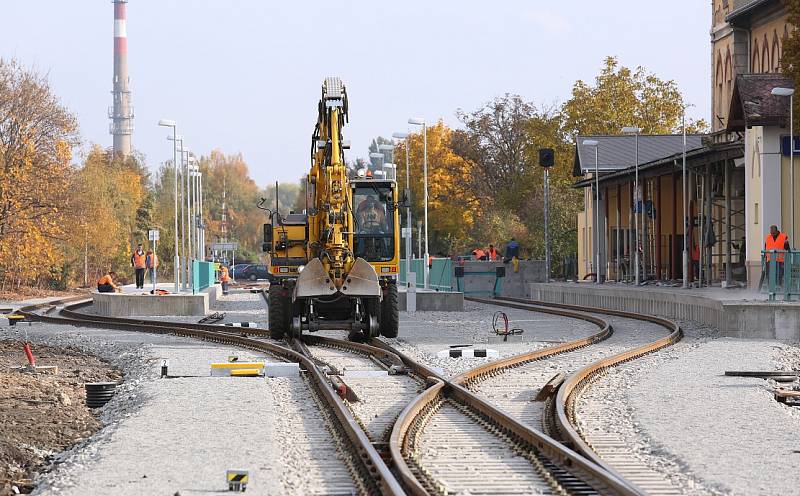 NAMÍSTO 7 KOLEJÍ JEN 3. Po modernizaci, jejímž investorem je SŽDC, získalo horní nádraží v Litoměřicích zcela nový vzhled. Novinkou jsou například vyvýšená nástupiště.