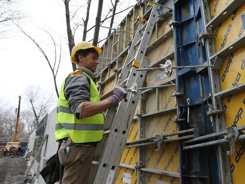 PROTIPOVODŇOVÁ ZEĎ. Právě budovaná opatření proti velké vodě mají být dokončena v polovině prosince. Poté Povodí Labe zahájí likvidaci valu z hlíny, který nechala vybudovat při červnových povodních.