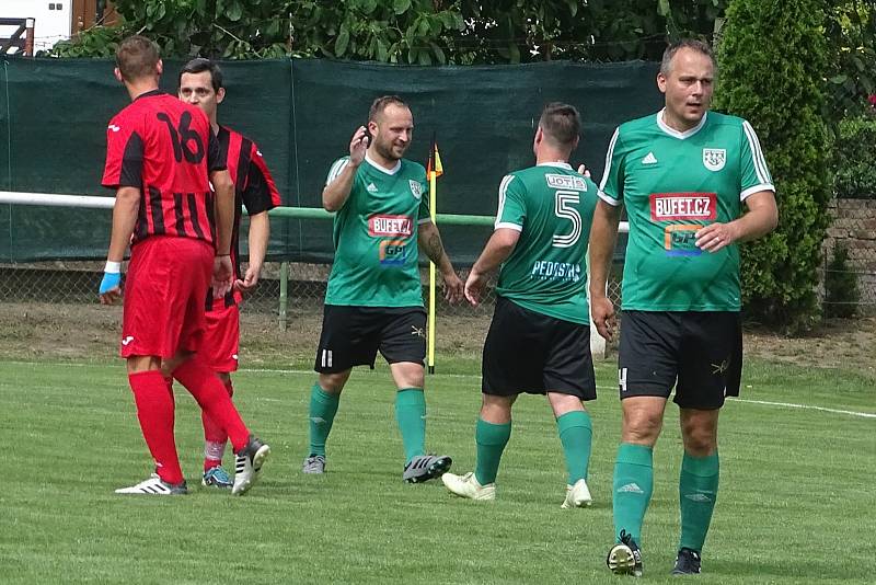 Pokratice (v zeleném) porazily v posledním kole Úštěk 8:4 a oslavily postup do kraje.