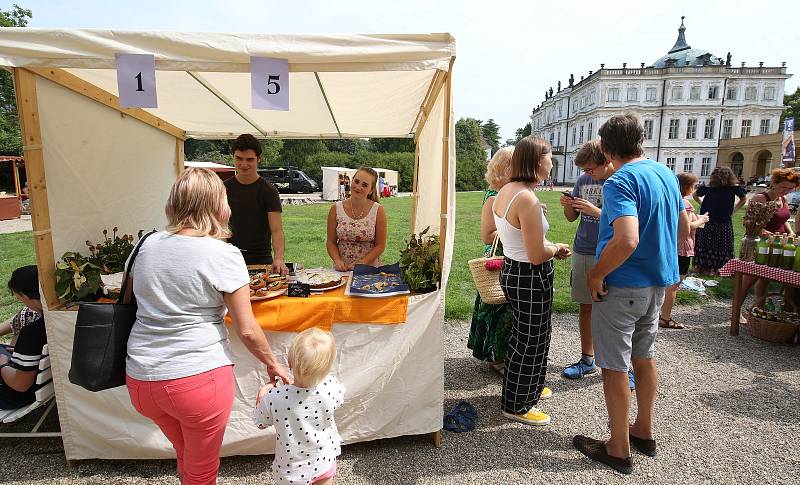 Tradiční makové slavnosti proběhly v sobotu v areálu ploskovického zámku. Dorazily stovky návštěvníku nejenom za makovými pochoutkami, ale i za relaxací v zámeckém parku.