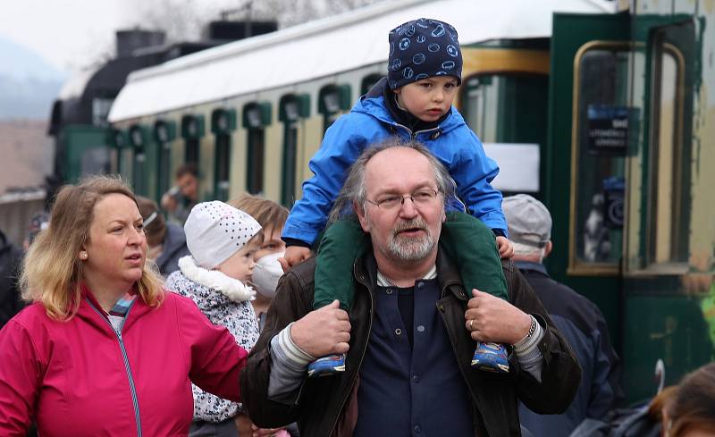 Na švestkové dráze se opět proháněla pára. Parní lokomotiva ventilovka se proháněla po švestkovce poprvé. Stovky obdivovatelů, ale i turistů využilo příjemného počasí a projeli se z Litoměřic až do Mostu a zpět mimořádným vlakem.