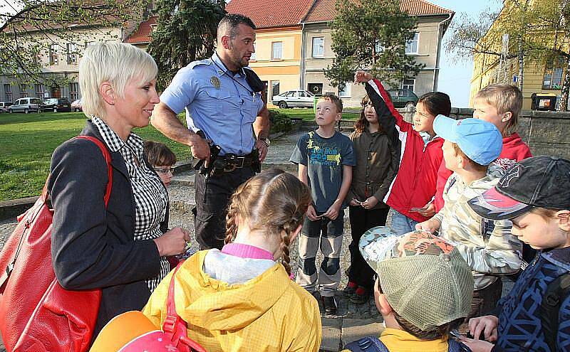 Kateřina Kornová s policisty převáděla děti.