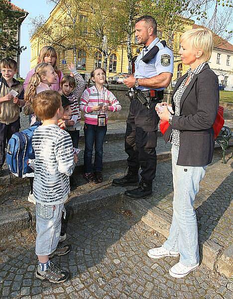 Kateřina Kornová s policisty převáděla děti.