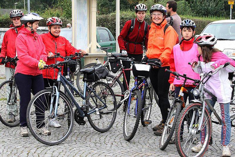 Dva cyklistické pelotony, složené ze zájemců o netradiční projížďku podél Labe, jely proti sobě v neděli 3. října z Roudnice nad Labem a z Litoměřic. 