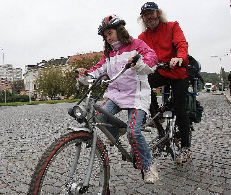 Dva cyklistické pelotony, složené ze zájemců o netradiční projížďku podél Labe, jely proti sobě v neděli 3. října z Roudnice nad Labem a z Litoměřic. 