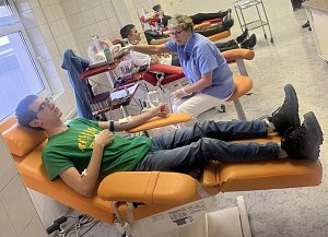 Více než čtyřicítka studentů i učitelů z Gymnázia Lovosice darovala krev.