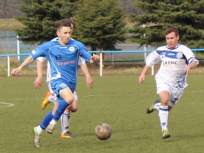 Dohrávku 17. kola divize B ktg. U19 zvládli fotbalisté SK Roudnice (v modrém), kteří porazili Kladno B 4:1.