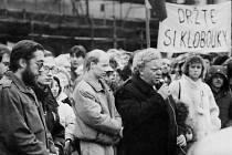 Stovky lidí se 27. listopadu v roce 1989 účastnily generální stávky na Mírovém náměstí v Litoměřicích.