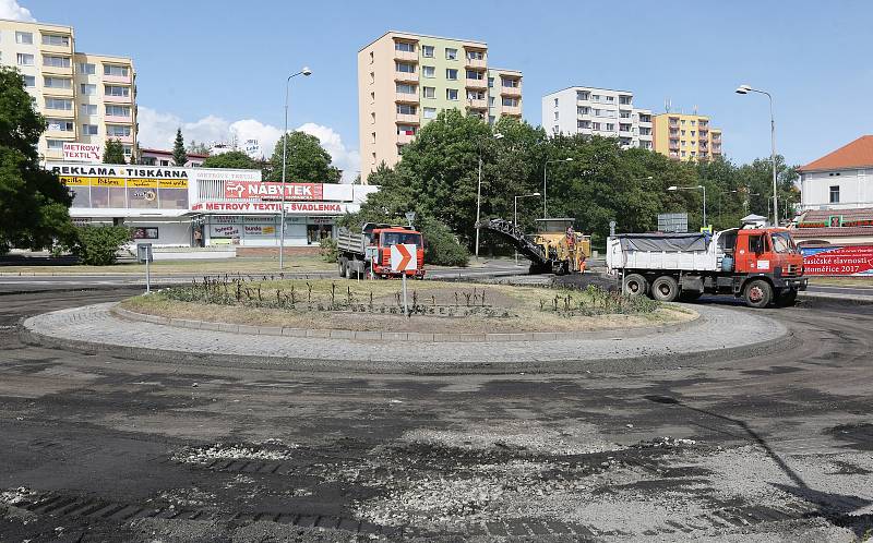 Kruhový objezd na Kocandě se opravuje, město čekají dopravní komplikace.