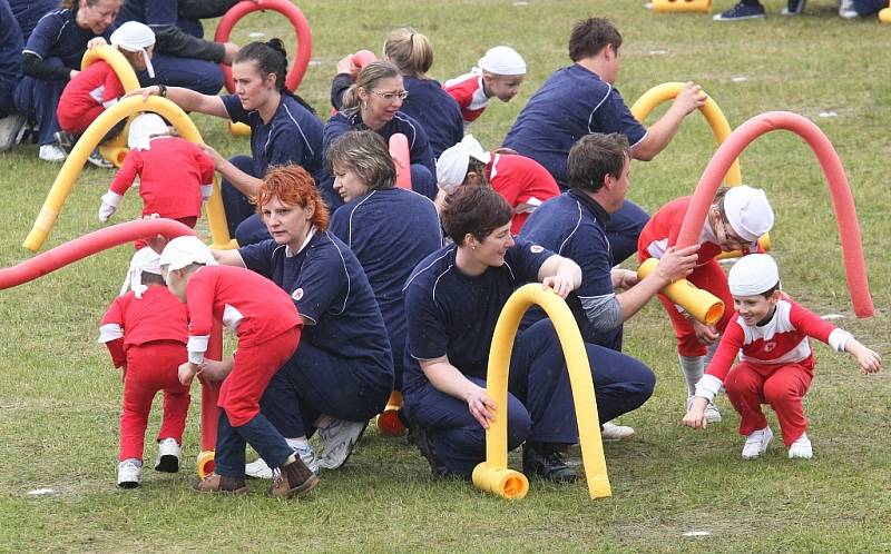 Sokolové cvičili na roudnickém Tyršově stadionu.