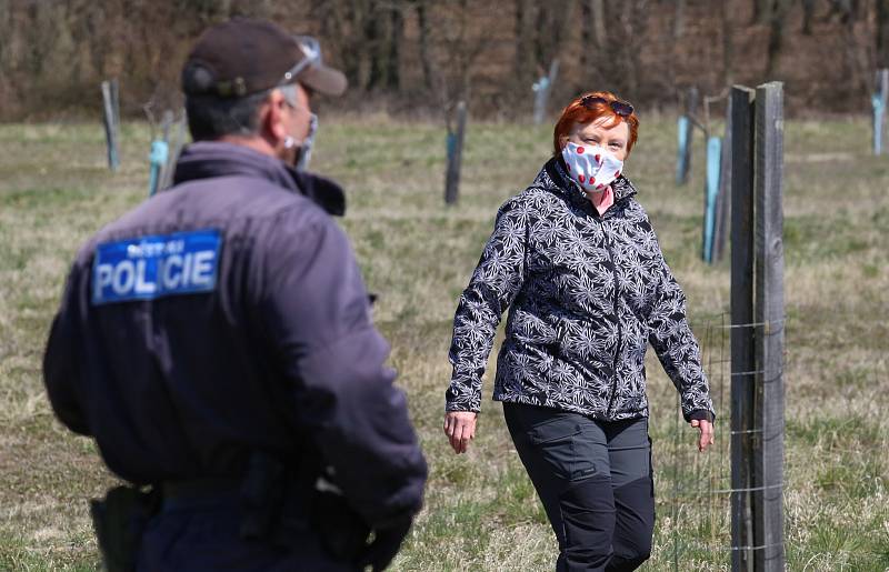 Pěkné počasí vylákalo spoustu lidí na procházku v Českém středohoří