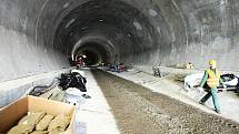 Hloubení dálničního tunelu mezi Lovosicemi a Řehlovicemi.