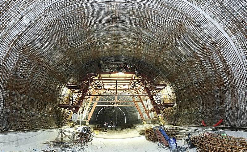 Hloubení dálničního tunelu mezi Lovosicemi a Řehlovicemi.