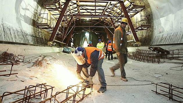 Hloubení dálničního tunelu mezi Lovosicemi a Řehlovicemi.