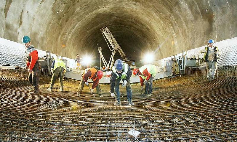 Hloubení dálničního tunelu mezi Lovosicemi a Řehlovicemi.