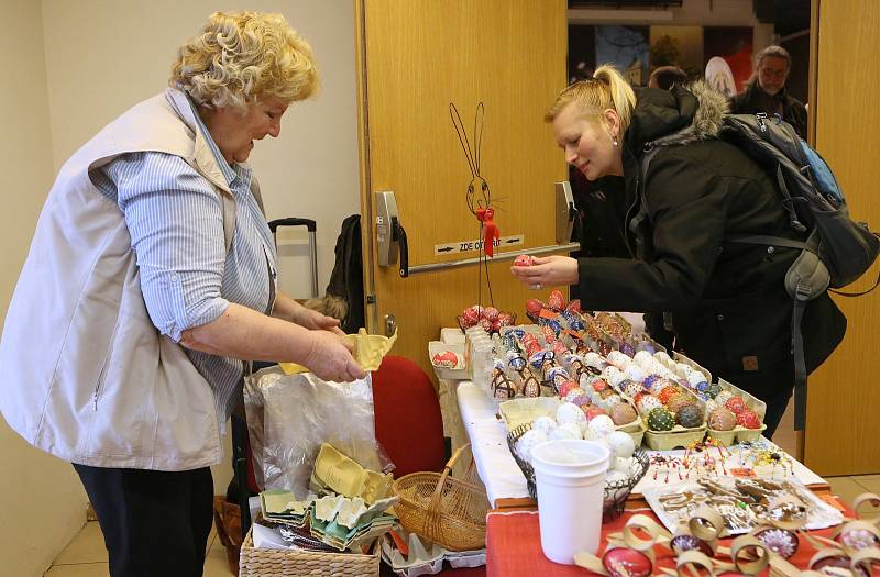 Místní produkty lidových řemesel s velikonoční a jarní tematikou nalákaly v sobotu 17. března do litoměřického Hradu stovky návštěvníků.