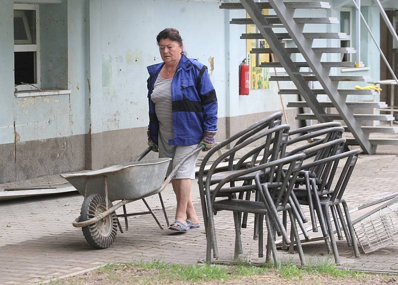 Úklid a opravy na litoměřickém koupališti pokračují...