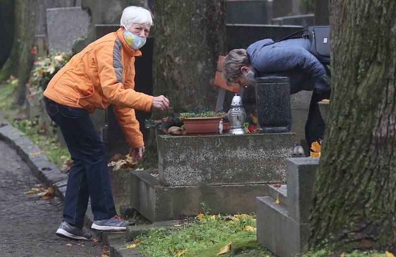 Strážníci hlídkují na hřbitově v Litoměřicích