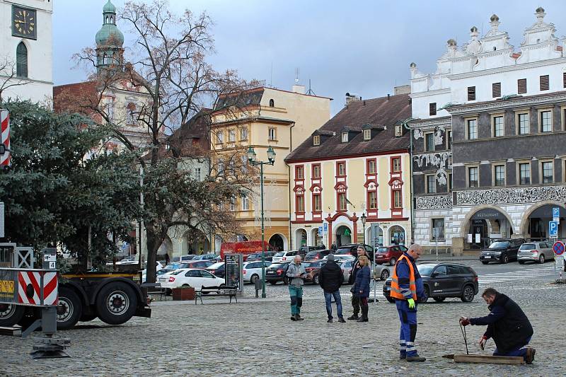 Stavění vánočního stromu na Mírovém náměstí v Litoměřicích, pondělí 22. listopadu