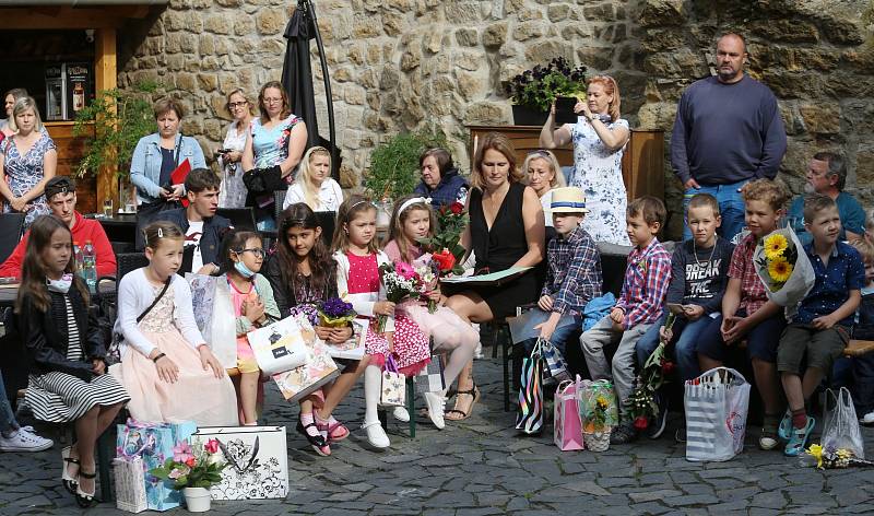 V Úštěku se slavnostně rozdávalo vysvědčení. První ročník a devátá třída dostaly vysvědčení v areálu místního hradu