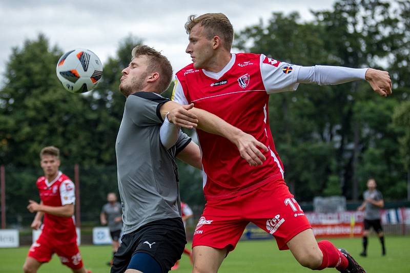 Brozany (černé dresy) prohrály na hřišti pardubické rezervy 1:2.