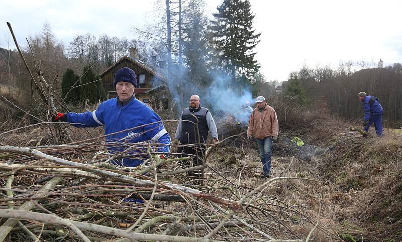 Další z mnoha brigád dobrovolníků a přátel železnice ze Zubrnic proběhla v neděli. Dobrovolníci čistili železniční svršek od náletových dřevin v okolí Levína a Zubrnic.