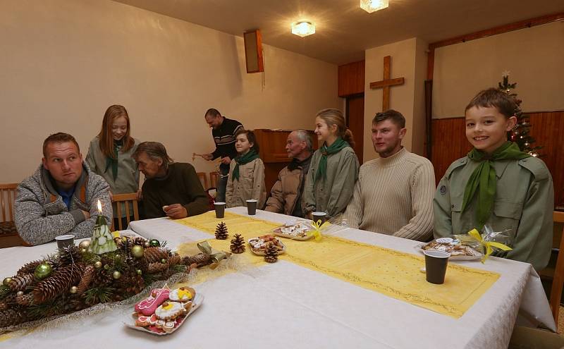 Pracovníci litoměřické Naděje našli pro sešlost v červeném kostele u Jiráskových sadů vydatné pomocníky. Vánoční pečivo a slavnostní oběd, bramborový salát s řízkem, roznesly hostům děti z turistického oddílu mládeže Sluníčko.  