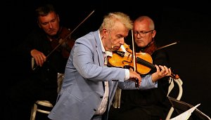 Festival Žhavé struny odstartoval v pátek v podvečer v divadle Karla Hynka Máchy v Litoměřicích.
