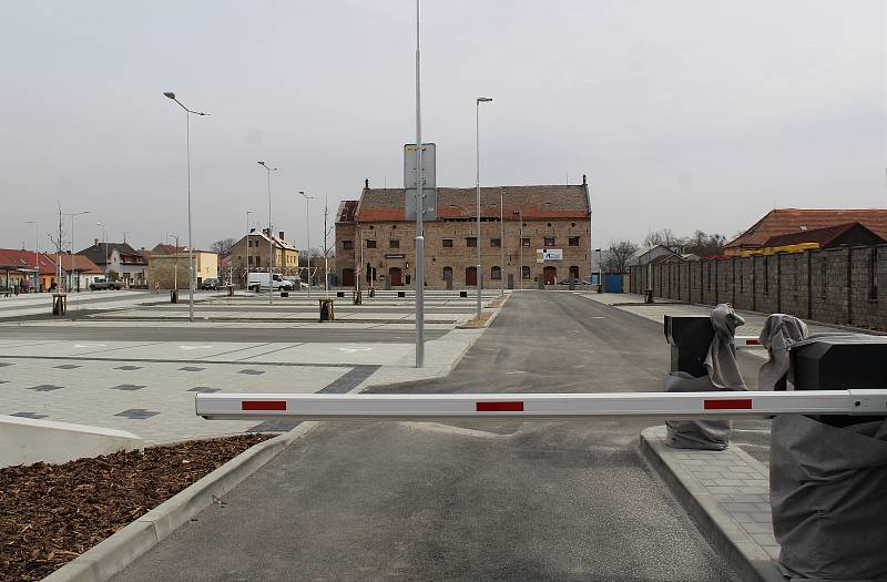Revitalizace autobusového nádraží v Libochovicích je u konce. Zahrnula i sousední parkoviště.