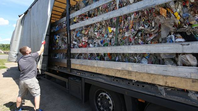 Prohřešků proti životnímu prostředí je v kraji celá řada. Známé jsou případy dovážení nelegálního odpadu z Německa nebo například nepovolené nakládání s odpady ze zdravotnictví. Ilustrační foto