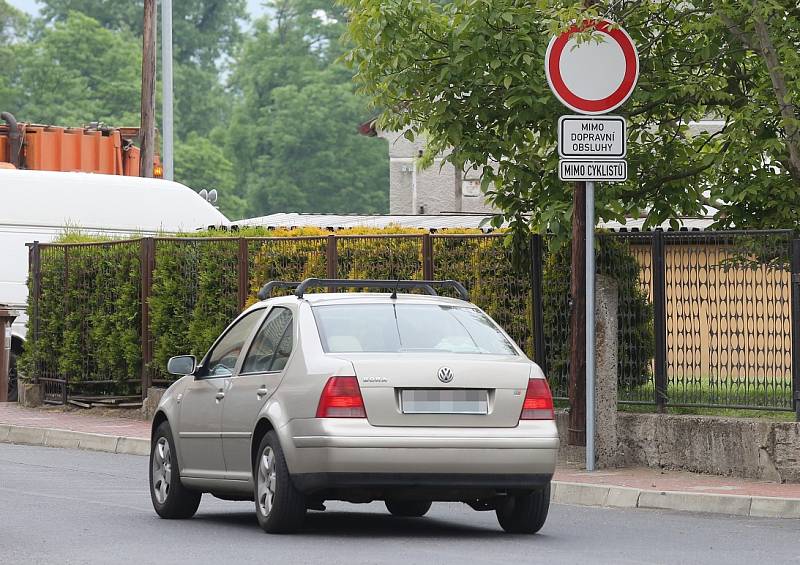 Bez povolení obecního úřadu je vjezd osobním autům na cestu směrem k lovosickému přívozu zakázaný. 