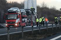 Na dálnici nedaleko Roudnice hořel v pondělí 11. prosince kamion převážející osobní auta. Na silnici se tvořily kolony.