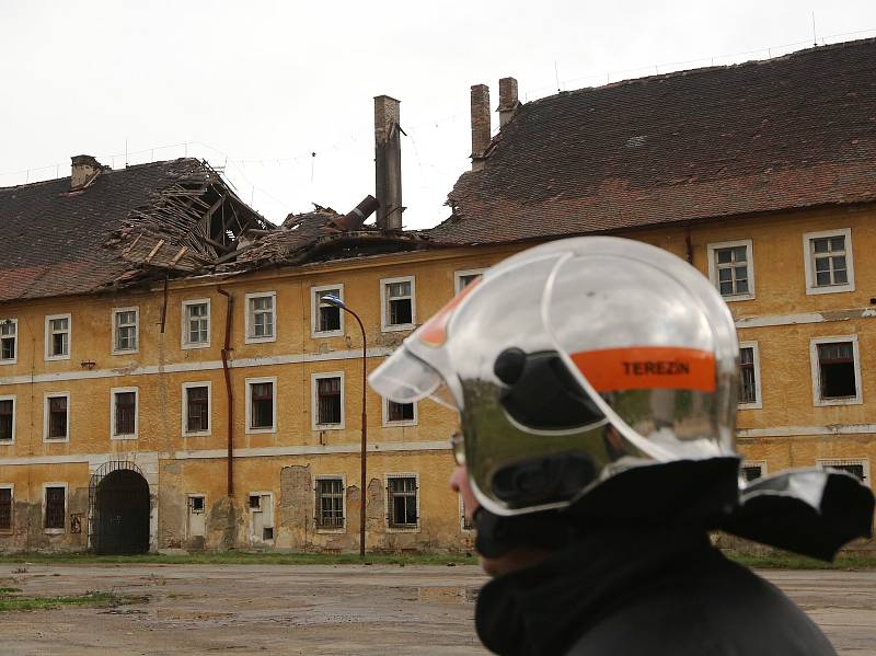 Vichřice zničila také střechu historických Žižkových kasáren v Terezíně.