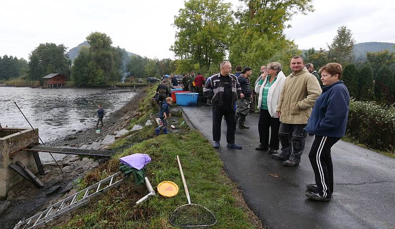 Tradiční podzimní výlov rybníka měl letos kvůli pandemii koronaviru méně přihlížejících diváků.