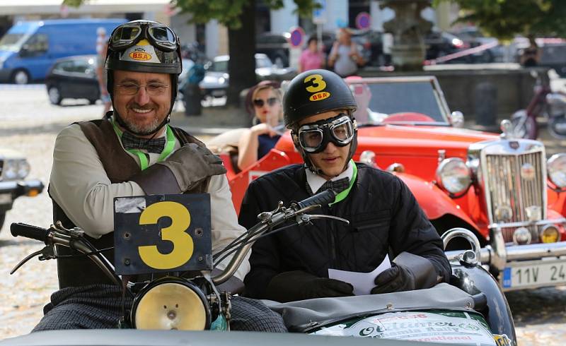 Severem Čech se prohnala historická vozidla v rámci závodu Oldtimer Bohemia rally. Jedna ze zastávek byla v Litoměřice.