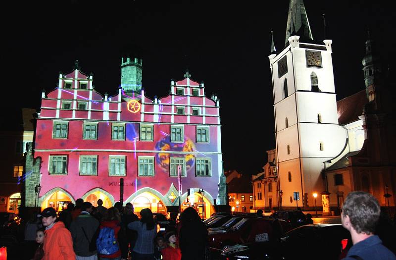 Muzejní noc v Litoměřicích v roce 2009. Součástí akce byla i unikátní laserová projekce na historické budově mistního muzea