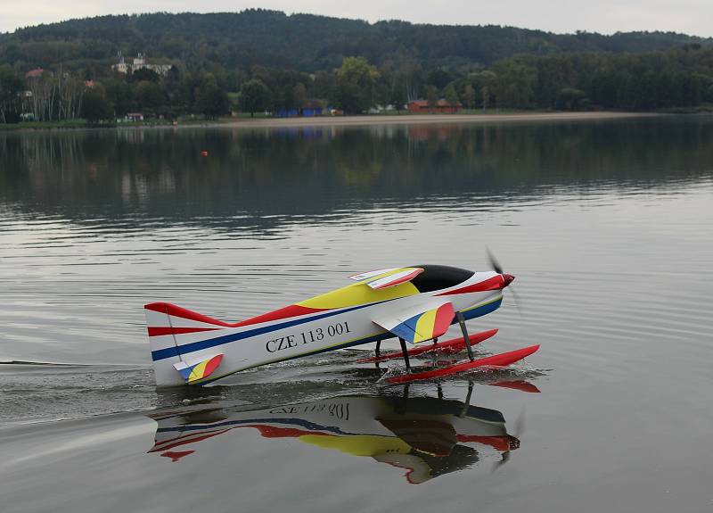 Na druhé pláži jezera Chmelař se o víkendu konal 21. ročník Úštěckého poháru RC modelů hydroplánů.